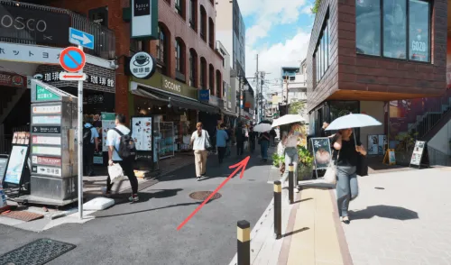 ② 通りをそのまま直進します