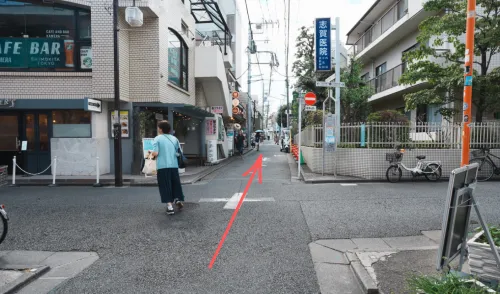 ⑤ 交差点を越えて直進します