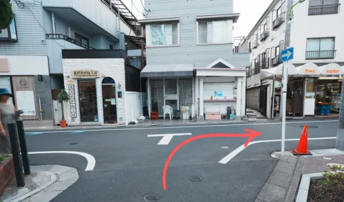 ⑦ 突き当たりを右へ曲がります