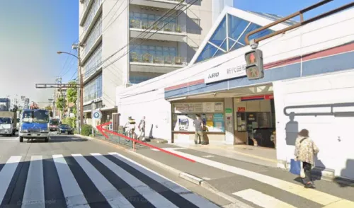 ① 新代田駅を出て右へ進みます
