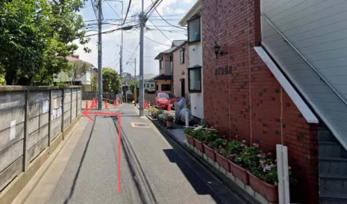 ③ 赤いレンガの建物を左へ曲がります