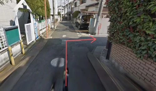 ④ 最初の交差点を右へ曲がります