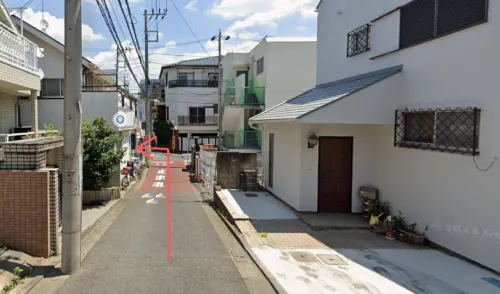 ⑤ 坂道を下り、左へ曲がります