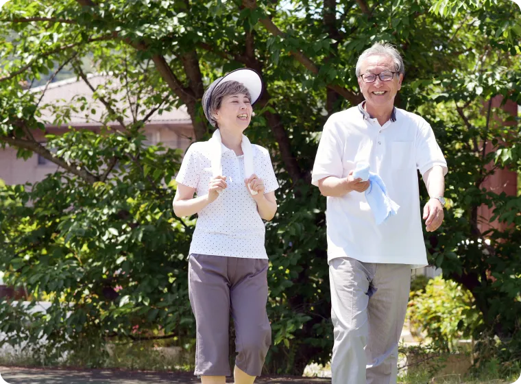 笑顔でウォーキングするシニア夫婦