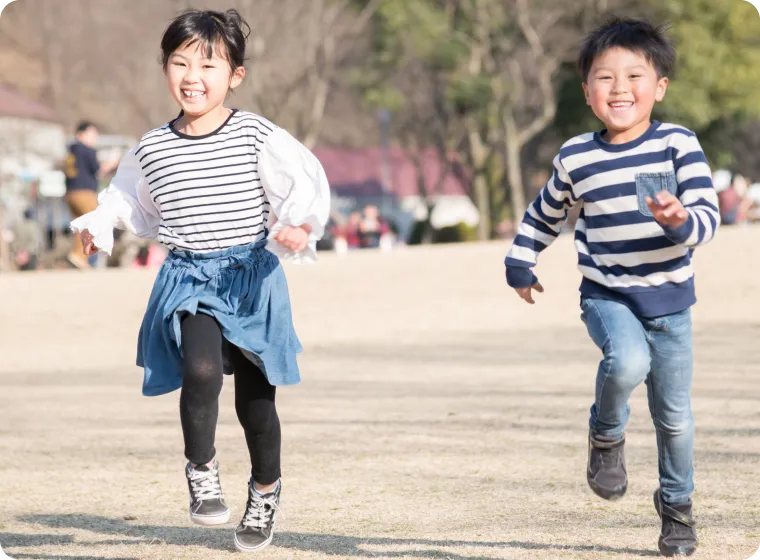公園を走る子どもたち